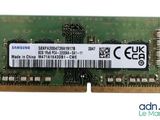 un gros plan d'un module RAM sur lequel figure un code-barres