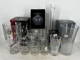 beaucoup de verres posés sur une table, à côté d'une boîte