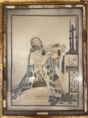 une vieille photo représentant une femme assise sur une chaise dans une pièce