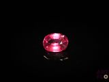 un diamant rose dans l'obscurité