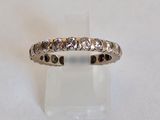 gros plan d'une bague en argent sur une surface blanche