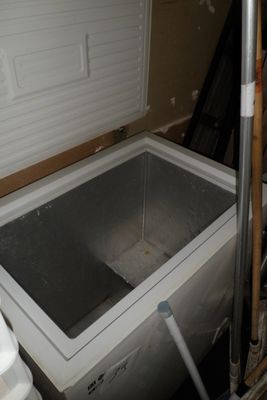 une photo d'un réfrigérateur dans une pièce en cours de construction