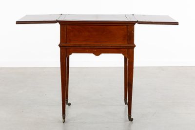une petite table en bois surmontée d'un tiroir