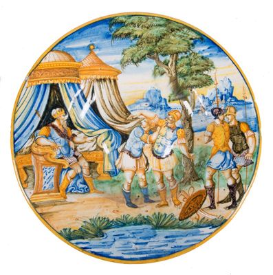 une assiette sur laquelle est représentée une peinture montrant des personnes