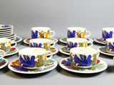 un grand nombre de tasses et de soucoupes sur une table