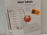une boîte d'étiquettes laser « Office Depot » posée sur une table