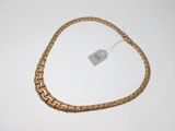 une photo d'un bracelet en chaîne dorée muni d'une étiquette