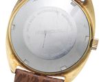 gros plan d'une montre sur une surface blanche avec un bracelet marron