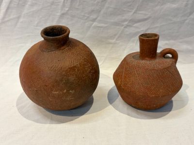 deux vases bruns posés l'un à côté de l'autre sur une table