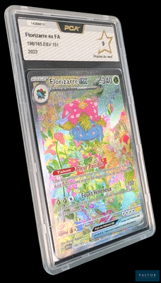 un gros plan d'une carte à collectionner Pokémon dans un étui en plastique