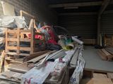 un gros tas de bois dans un local de stockage