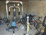 un vélo et un support à vélo dans un garage