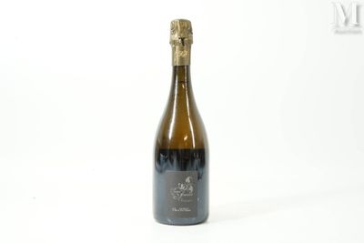une bouteille de vin posée sur une table