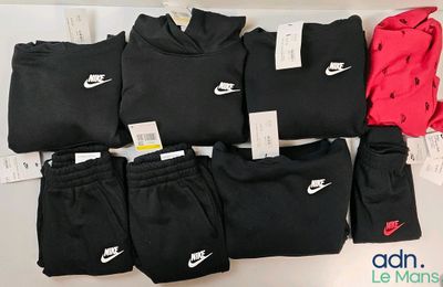 plusieurs paires de pantalons de survêtement Nike noirs et rouges et un sweat à capuche rouge