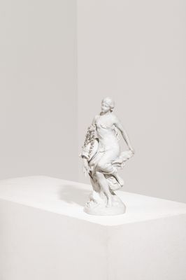 sculpture représentant un homme à cheval, posée sur un socle dans une pièce blanche