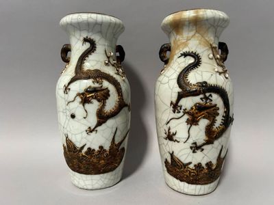 deux vases ornés de motifs de dragons