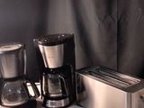 une cafetière, un grille-pain et un grille-pain posé sur un plan de travail