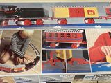une boîte de sets de trains Lego sur la table