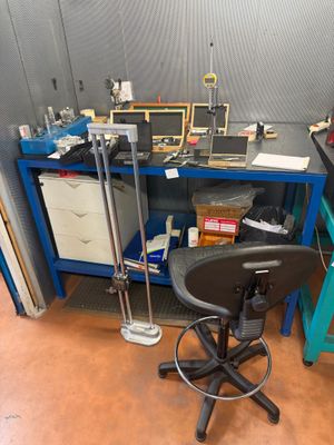 une chaise placée devant un établi