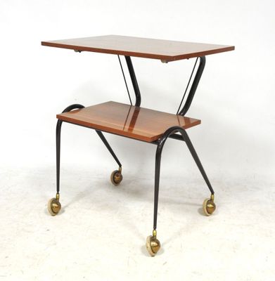 un gros plan d'une petite table sur laquelle se trouve une étagère