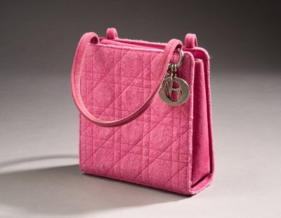un sac à main rose posé sur une table