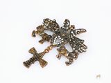 une photo en gros plan d'une broche ornée d'une croix