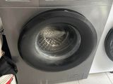 une photo d'une machine à laver dans une cuisine