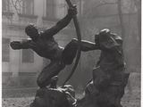 photographie en noir et blanc représentant la statue d'un homme tirant à l'arc