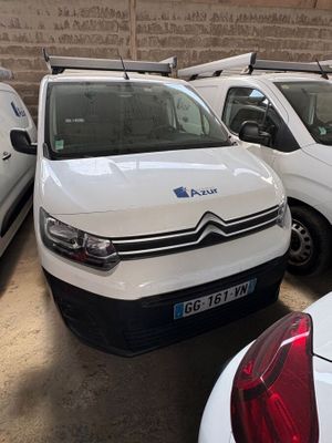 de nombreuses voitures blanches garées sur un parking