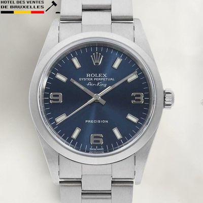 une photo d'une montre Rolex à cadran bleu montée sur un bracelet