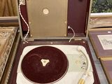 une valise dans laquelle se trouve un tourne-disque