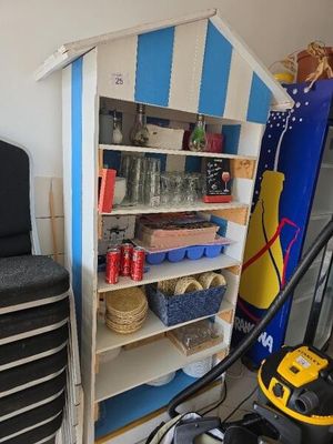 une armoire à rayures bleues et blanches, dotée d'étagères, avec une chaise noire placée devant