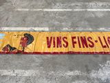 a sign on the ground that says vies fins lol