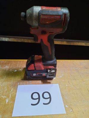 une photo d'une perceuse sans fil posée sur une table, avec une étiquette de prix