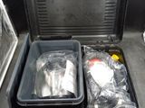 deux récipients en plastique contenant de la nourriture, posés par terre