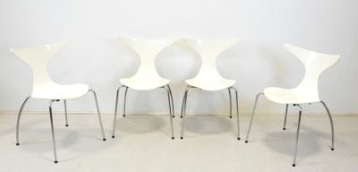 quatre chaises blanches alignées contre un mur blanc