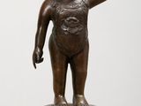 une photo d'une statue en bronze représentant un bébé sur un socle