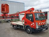 un camion rouge garé devant un bâtiment