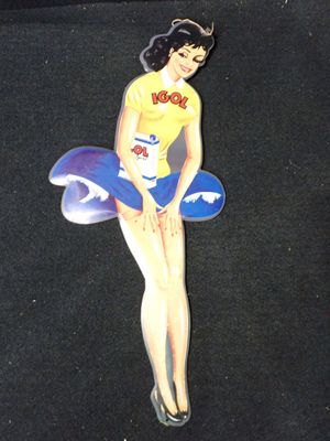 une photo d'une pin-up représentant une femme avec un frisbee