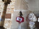 trois lampes posées sur une étagère
