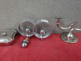 un candélabre en argent et un candélabre en argent posé sur une nappe rouge