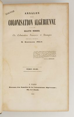 un livre ouvert avec un titre en noir et blanc