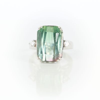 Bague en or gris (750‰) sertie d'une tourmaline verte bicolo…
