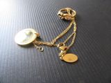 un collier en or muni d'un fermoir et d'une chaîne