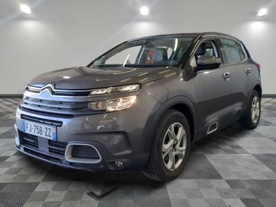 la citrole grise est garée dans le garage sur un sol en damier