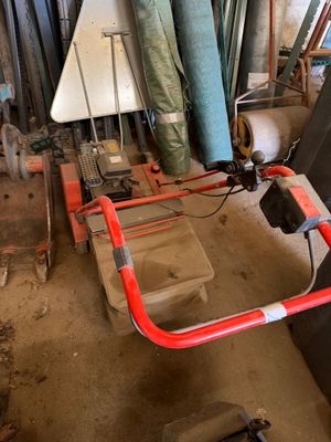 une photo d'une charrette rouge et blanche dans un garage