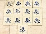 des carreaux bleus et blancs ornés de fleurs bleues, posés sur un sol carrelé
