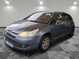 voiture grise de marque Citrole garée dans un garage au sol en damier