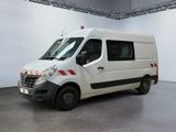l'image d'une camionnette blanche garée dans un garage