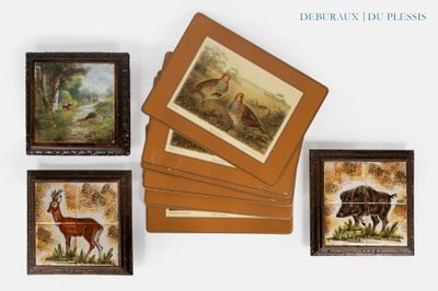 quatre images d'animaux accrochées au mur et une image représentant un cerf